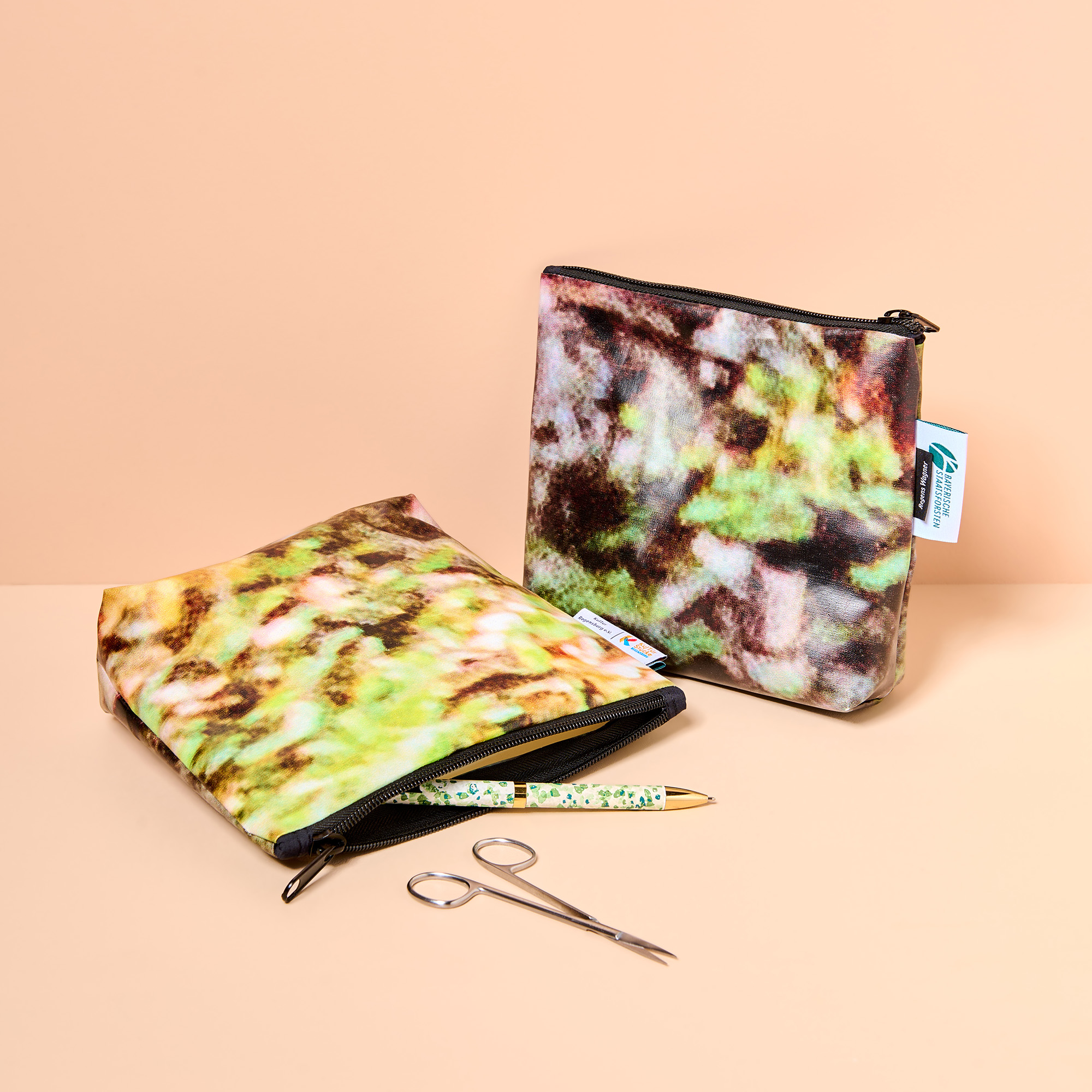 Upcycling-Kulturtasche aus Messeplanen – jedes Stück ein Unikat!